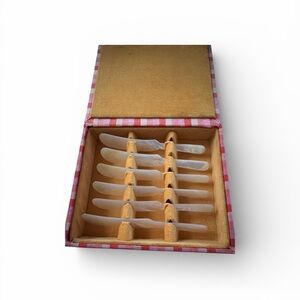 Set of six vintage mother of pearl handled spreaders in a presentation box.